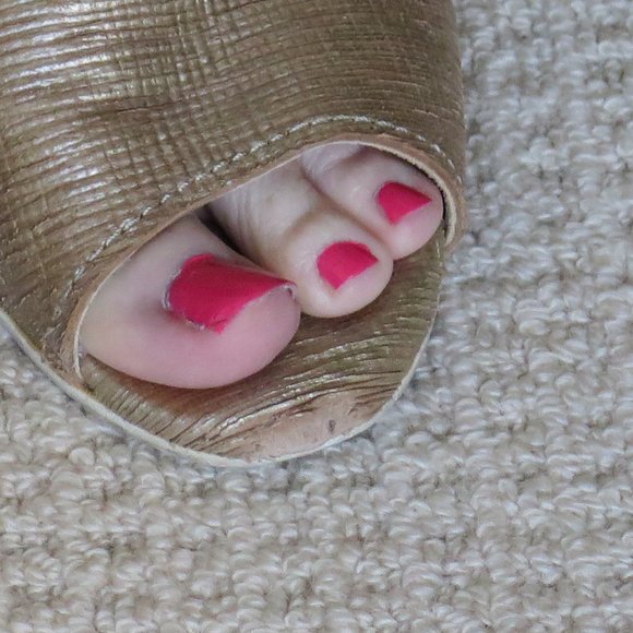 INGLEDEWS-METALLIC GOLD PEEP TOE SANDALS - Picture 14 of 14